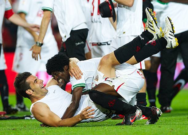 牛，马刺队的文班亚马在家乡法国勒切斯奈建造了两个室外新篮球场.