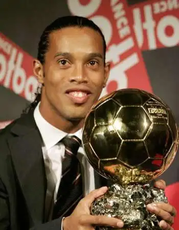 广厦vs上海前瞻：豪门对决看点多，洛夫顿态度成X因素（广厦对阵上海前瞻：强强对话看点满满，洛夫顿态度或成关键变量）